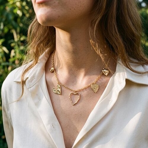 Lundholm Cecily – Bedelketting met Vijf Hartjes – Goudkleurig Lundholm Cecily – Bedelketting met Vijf Hartjes – Goudkleurig