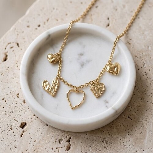 Lundholm Lundholm Cecily Ketting Dames Goudkleurig - Statement Bedelketting met Vijf Verschillende Hartjes - Premium Stainless Steel Gold PVD Plated - Ketting 40 cm + 5 cm Verlengketting - Waterproof & Hypoallergeen Lundholm Lundholm Cecily Ketting Dames Goudkleurig - Statement Bedelketting met Vijf Verschillende Hartjes - Premium Stainless Steel Gold PVD Plated - Ketting 40 cm + 5 cm Verlengketting - Waterproof & Hypoallergeen
