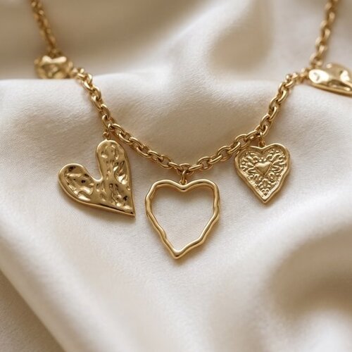 Lundholm Lundholm Cecily Ketting Dames Goudkleurig - Statement Bedelketting met Vijf Verschillende Hartjes - Premium Stainless Steel Gold PVD Plated - Ketting 40 cm + 5 cm Verlengketting - Waterproof & Hypoallergeen Lundholm Lundholm Cecily Ketting Dames Goudkleurig - Statement Bedelketting met Vijf Verschillende Hartjes - Premium Stainless Steel Gold PVD Plated - Ketting 40 cm + 5 cm Verlengketting - Waterproof & Hypoallergeen