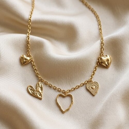 Lundholm Lundholm Cecily Ketting Dames Goudkleurig - Statement Bedelketting met Vijf Verschillende Hartjes - Premium Stainless Steel Gold PVD Plated - Ketting 40 cm + 5 cm Verlengketting - Waterproof & Hypoallergeen Lundholm Lundholm Cecily Ketting Dames Goudkleurig - Statement Bedelketting met Vijf Verschillende Hartjes - Premium Stainless Steel Gold PVD Plated - Ketting 40 cm + 5 cm Verlengketting - Waterproof & Hypoallergeen