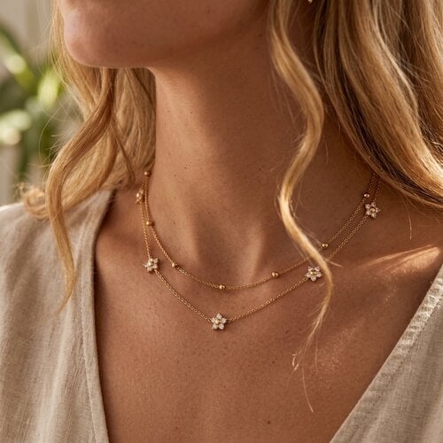Lundholm Alessandra – Dubbellaagse Ketting met Bloemetjes – Goudkleurig Lundholm Alessandra – Dubbellaagse Ketting met Bloemetjes – Goudkleurig