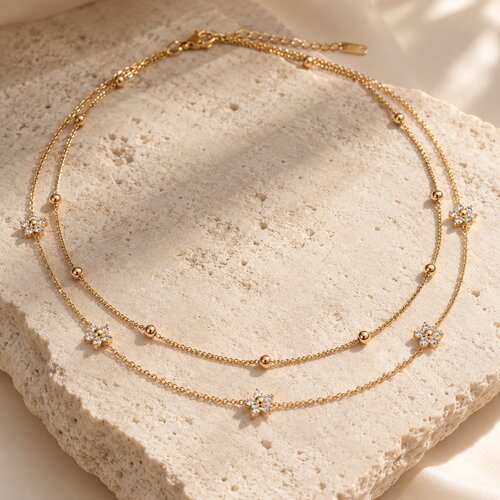 Lundholm Lundholm Alessandra Ketting Dames Goudkleurig - Premium Stainless Steel Gold PVD Plated - Dubbellaagse Ketting met Bloemetjes en Zirkonia - 43 + 5 cm Verstelbaar - Elegante Layering Ketting - Waterproof & Hypoallergeen Lundholm Lundholm Alessandra Ketting Dames Goudkleurig - Premium Stainless Steel Gold PVD Plated - Dubbellaagse Ketting met Bloemetjes en Zirkonia - 43 + 5 cm Verstelbaar - Elegante Layering Ketting - Waterproof & Hypoallergeen