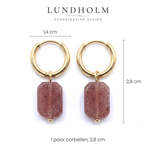 Lundholm Agneta – Oorringen met Natuursteen Hanger – Aardbeikwarts – Goudkleurig Lundholm Agneta – Oorringen met Natuursteen Hanger – Aardbeikwarts – Goudkleurig