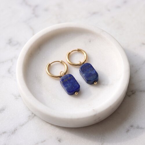 Lundholm Agneta – Oorringen met Natuursteen Hanger – Lapis Lazuli – Goudkleurig