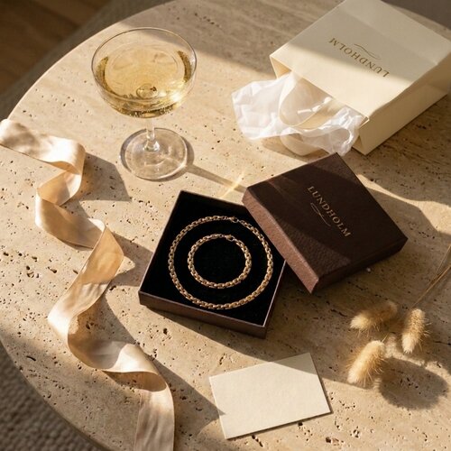 Lundholm Vendela – Sieradenset met Platte Schakelketting en Armband in Geschenkdoos – Goud- of Zilverkleurig Lundholm Vendela – Sieradenset met Platte Schakelketting en Armband in Geschenkdoos – Goud- of Zilverkleurig