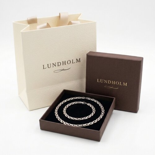 Lundholm Vendela – Sieradenset met Platte Schakelketting en Armband in Geschenkdoos – Goud- of Zilverkleurig Lundholm Vendela – Sieradenset met Platte Schakelketting en Armband in Geschenkdoos – Goud- of Zilverkleurig