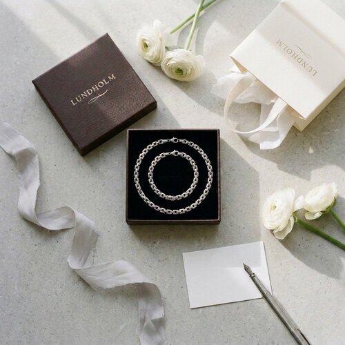 Lundholm Vendela – Sieradenset met Platte Schakelketting en Armband in Geschenkdoos – Goud- of Zilverkleurig Lundholm Vendela – Sieradenset met Platte Schakelketting en Armband in Geschenkdoos – Goud- of Zilverkleurig