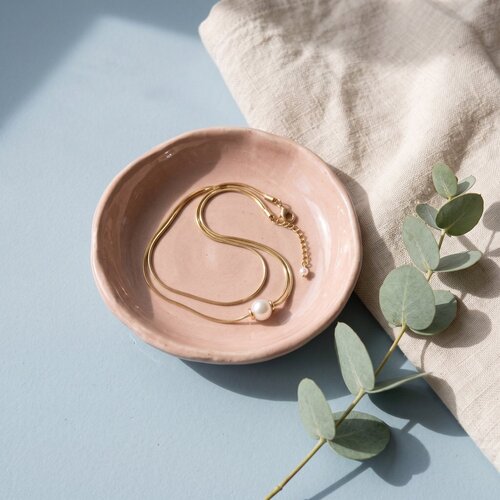 Lundholm Lundholm Margaux Parelketting Dames Goudkleurig - Ketting met Grote Parel - Dubbele Slangenketting - Gold Plated - Elegante Parel Ketting Goud - Cadeau voor Haar Lundholm Lundholm Margaux Parelketting Dames Goudkleurig - Ketting met Grote Parel - Dubbele Slangenketting - Gold Plated - Elegante Parel Ketting Goud - Cadeau voor Haar