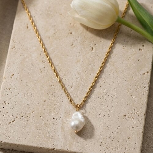 Lundholm Lundholm Noelle Parelketting Dames Goudkleurig - Ketting met Grote Barokparel Hanger - Gedraaide Schakelketting - Gold Plated - Statement Parel Ketting Goud - Cadeau voor Haar Lundholm Lundholm Noelle Parelketting Dames Goudkleurig - Ketting met Grote Barokparel Hanger - Gedraaide Schakelketting - Gold Plated - Statement Parel Ketting Goud - Cadeau voor Haar