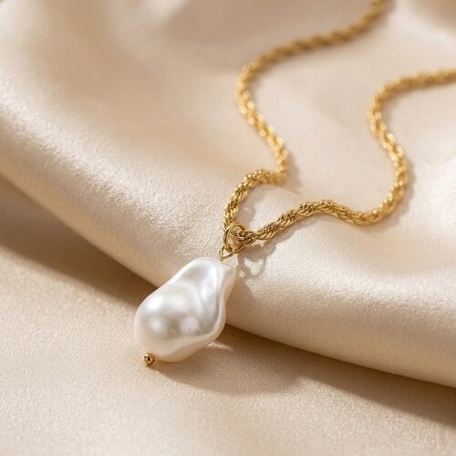 Lundholm Lundholm Noelle Parelketting Dames Goudkleurig - Ketting met Grote Barokparel Hanger - Gedraaide Schakelketting - Gold Plated - Statement Parel Ketting Goud - Cadeau voor Haar Lundholm Lundholm Noelle Parelketting Dames Goudkleurig - Ketting met Grote Barokparel Hanger - Gedraaide Schakelketting - Gold Plated - Statement Parel Ketting Goud - Cadeau voor Haar