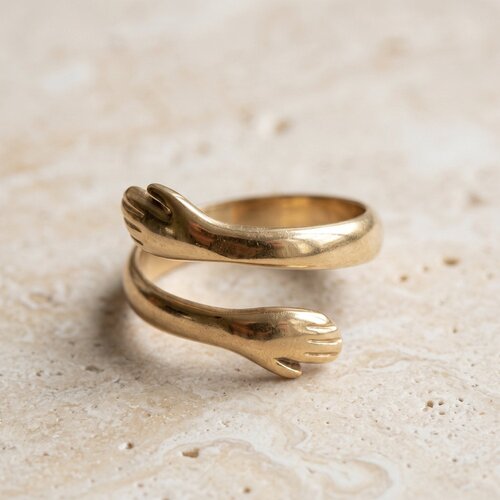 Lundholm Lundholm Minna Knuffelring Dames Goudkleurig - Ring met Twee Handjes die Elkaar Omarmen - Hug Ring - Premium Stainless Steel Gold Plated - Verstelbare Ring One Size - Waterproof & Hypoallergeen Lundholm Lundholm Minna Knuffelring Dames Goudkleurig - Ring met Twee Handjes die Elkaar Omarmen - Hug Ring - Premium Stainless Steel Gold Plated - Verstelbare Ring One Size - Waterproof & Hypoallergeen