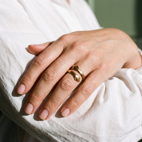 Lundholm Lundholm Minna Knuffelring Dames Goudkleurig - Ring met Twee Handjes die Elkaar Omarmen - Hug Ring - Premium Stainless Steel Gold Plated - Verstelbare Ring One Size - Waterproof & Hypoallergeen Lundholm Lundholm Minna Knuffelring Dames Goudkleurig - Ring met Twee Handjes die Elkaar Omarmen - Hug Ring - Premium Stainless Steel Gold Plated - Verstelbare Ring One Size - Waterproof & Hypoallergeen