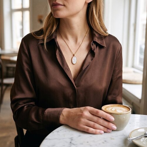 Lundholm Lundholm Beatrice Parelmoer Ketting Dames Goudkleurig - Ketting met Grote Ovale Parelmoer Hanger - Schelp Ketting - Statement Ketting - Premium Stainless Steel Gold Plated - 50 cm - Waterproof & Hypoallergeen Lundholm Lundholm Beatrice Parelmoer Ketting Dames Goudkleurig - Ketting met Grote Ovale Parelmoer Hanger - Schelp Ketting - Statement Ketting - Premium Stainless Steel Gold Plated - 50 cm - Waterproof & Hypoallergeen