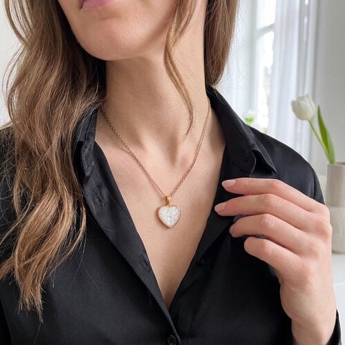 Lundholm Lundholm Beatrice Parelmoer Hartjes Ketting Dames Goudkleurig - Ketting met Hart Hanger van Parelmoer - Schelp Ketting - Premium Stainless Steel Gold Plated - 50 cm - Waterproof & Hypoallergeen Lundholm Lundholm Beatrice Parelmoer Hartjes Ketting Dames Goudkleurig - Ketting met Hart Hanger van Parelmoer - Schelp Ketting - Premium Stainless Steel Gold Plated - 50 cm - Waterproof & Hypoallergeen