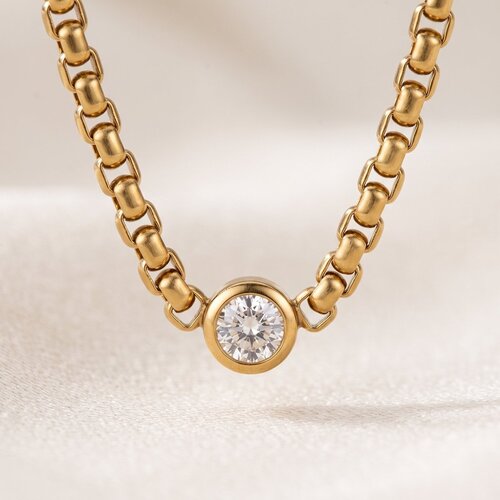 Lundholm Anah – Ketting met Zirkonia Steen 46 + 5 cm – Goudkleurig Lundholm Anah – Ketting met Zirkonia Steen 46 + 5 cm – Goudkleurig