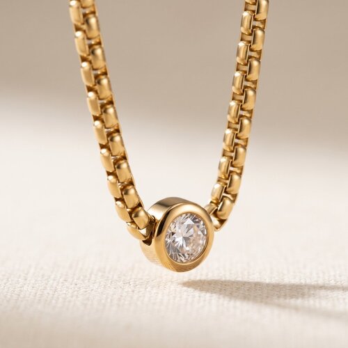 Lundholm Anah – Ketting met Zirkonia Steen 46 + 5 cm – Goudkleurig Lundholm Anah – Ketting met Zirkonia Steen 46 + 5 cm – Goudkleurig