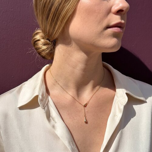 Lundholm Ellinor – Y Ketting met Druppel Hanger – Goudkleurig Lundholm Ellinor – Y Ketting met Druppel Hanger – Goudkleurig