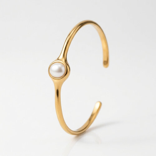 Lundholm Jol – Open Bangle met Witte Parel Dames – Goudkleurig Lundholm Jol – Open Bangle met Witte Parel Dames – Goudkleurig