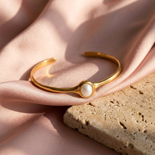 Lundholm Jol – Open Bangle met Witte Parel Dames – Goudkleurig Lundholm Jol – Open Bangle met Witte Parel Dames – Goudkleurig