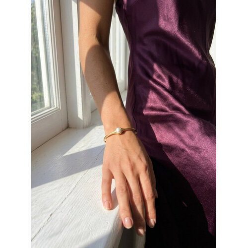 Lundholm Jol – Open Bangle met Witte Parel Dames – Goudkleurig Lundholm Jol – Open Bangle met Witte Parel Dames – Goudkleurig