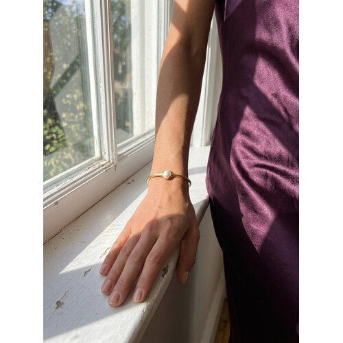 Lundholm Jol – Open Bangle met Witte Parel Dames – Goudkleurig Lundholm Jol – Open Bangle met Witte Parel Dames – Goudkleurig