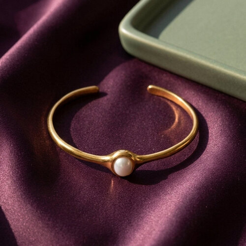 Lundholm Jol – Open Bangle met Witte Parel Dames – Goudkleurig Lundholm Jol – Open Bangle met Witte Parel Dames – Goudkleurig