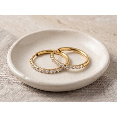 Lundholm Delia – Kleine Oorringen met Zirkonia 20 mm – Goudkleurig Lundholm Delia – Kleine Oorringen met Zirkonia 20 mm – Goudkleurig