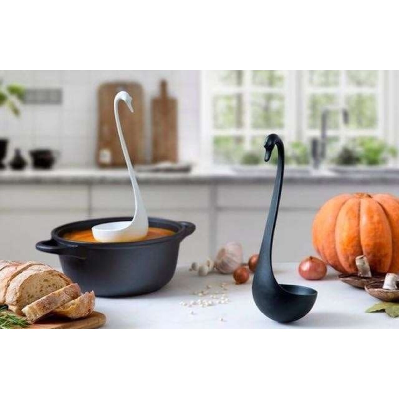 Diverse Merken zwarte zwaan drijvende lepel Ototo Design Swanky black floating ladle Ototo ot849