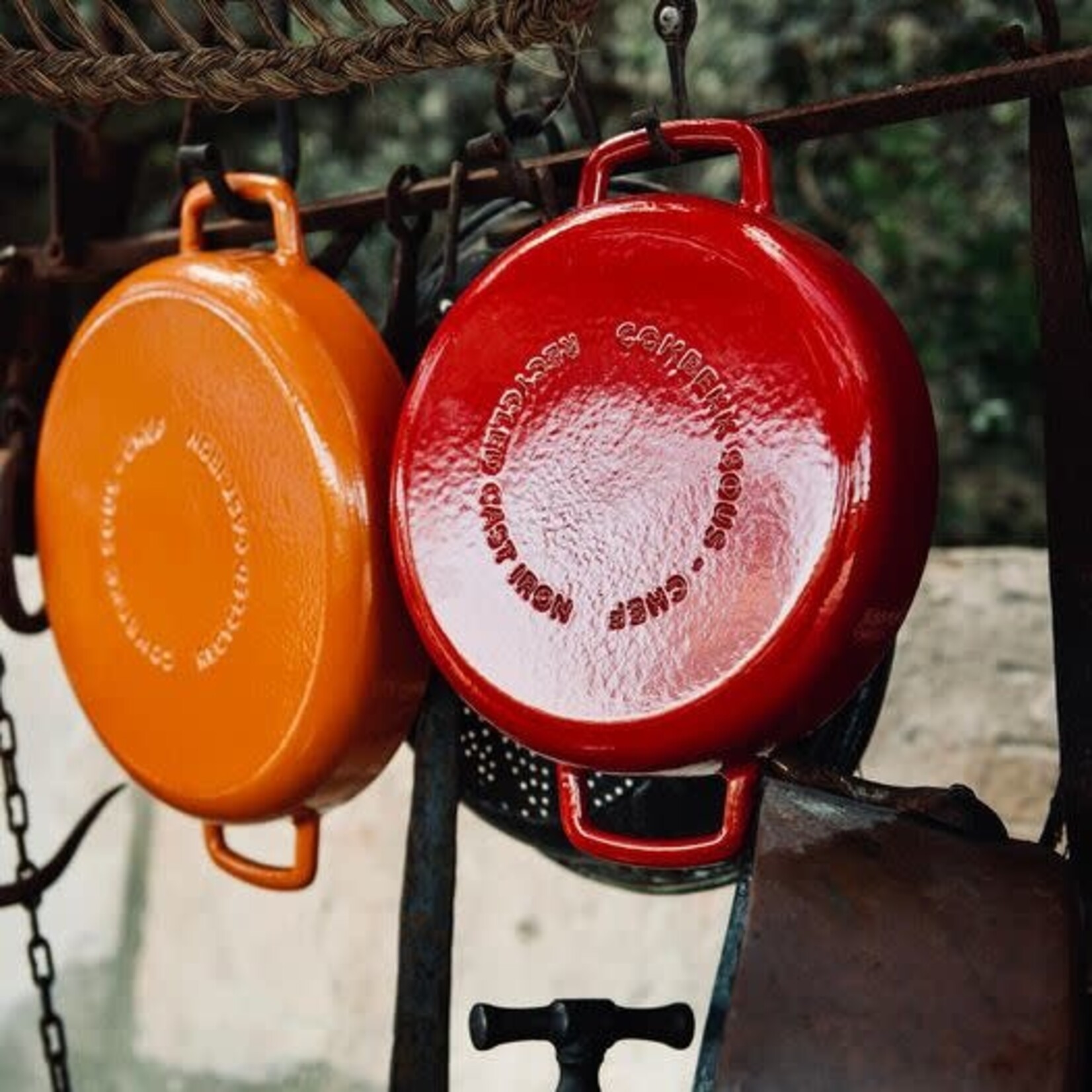 Combekk, Nederlands design  gietijzeren pannen uit gerecycled materiaal. 28 cm rood gietijzeren koekenpan Combekk sous-chef serveerpan gietijzer 28 cm rood Combekk 192128rd