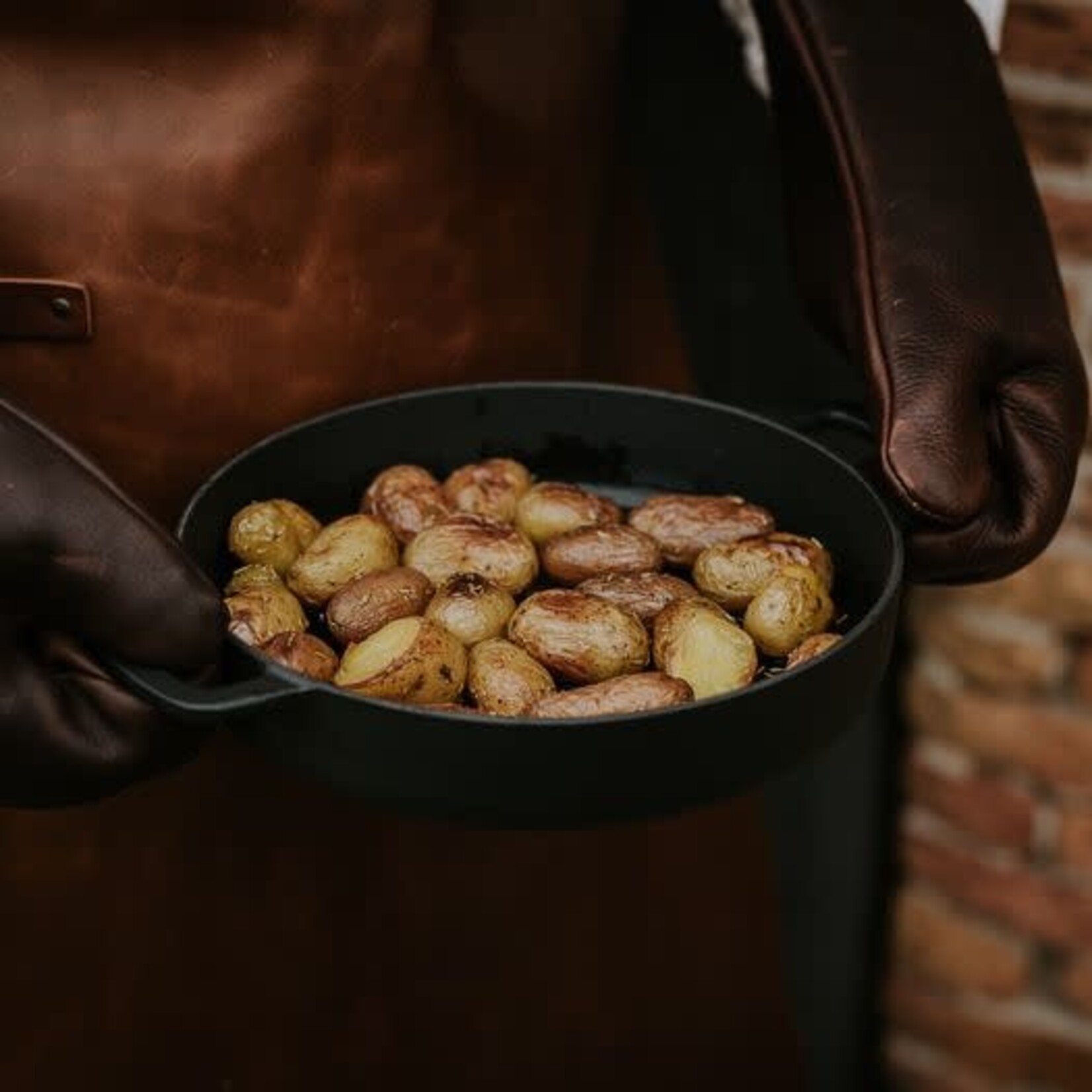 Combekk, Nederlands design  gietijzeren pannen uit gerecycled materiaal. 24 cm zwart gietijzeren koekenpan Combekk sous-chef serveerpan gietijzer 24 cm zwart Combekk 192124bl