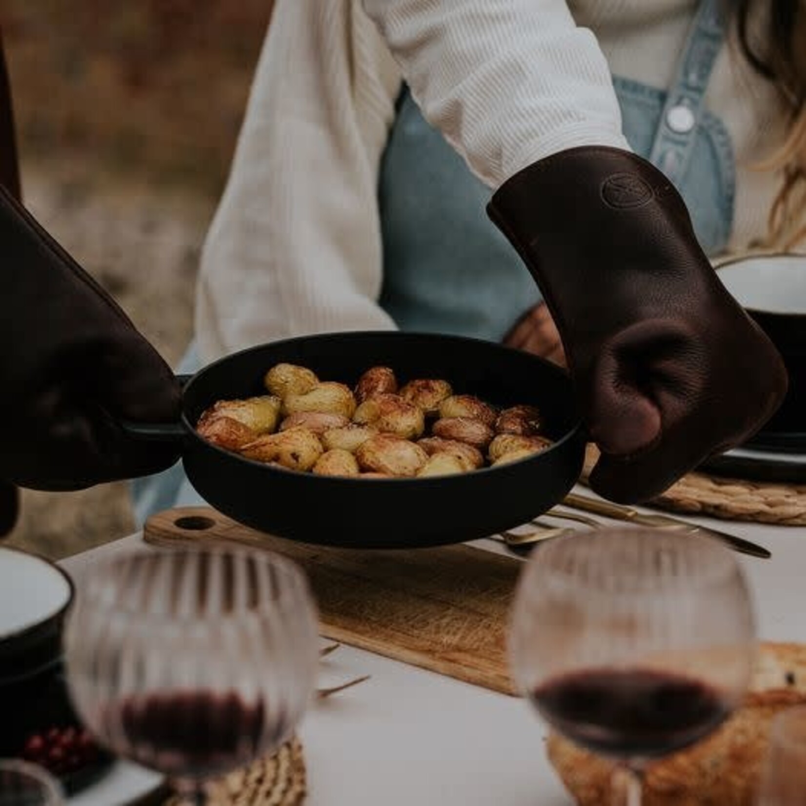 Combekk, Nederlands design  gietijzeren pannen uit gerecycled materiaal. 24 cm zwart gietijzeren koekenpan Combekk sous-chef serveerpan gietijzer 24 cm zwart Combekk 192124bl