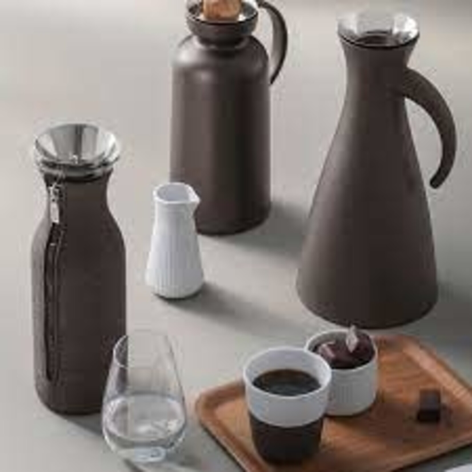 Eva Solo en Eva Trio 1000 ml Fridge Carafe Chocolate Eva Solo waterkan koelkast karaf 1 liter Choco Eva Solo 568001