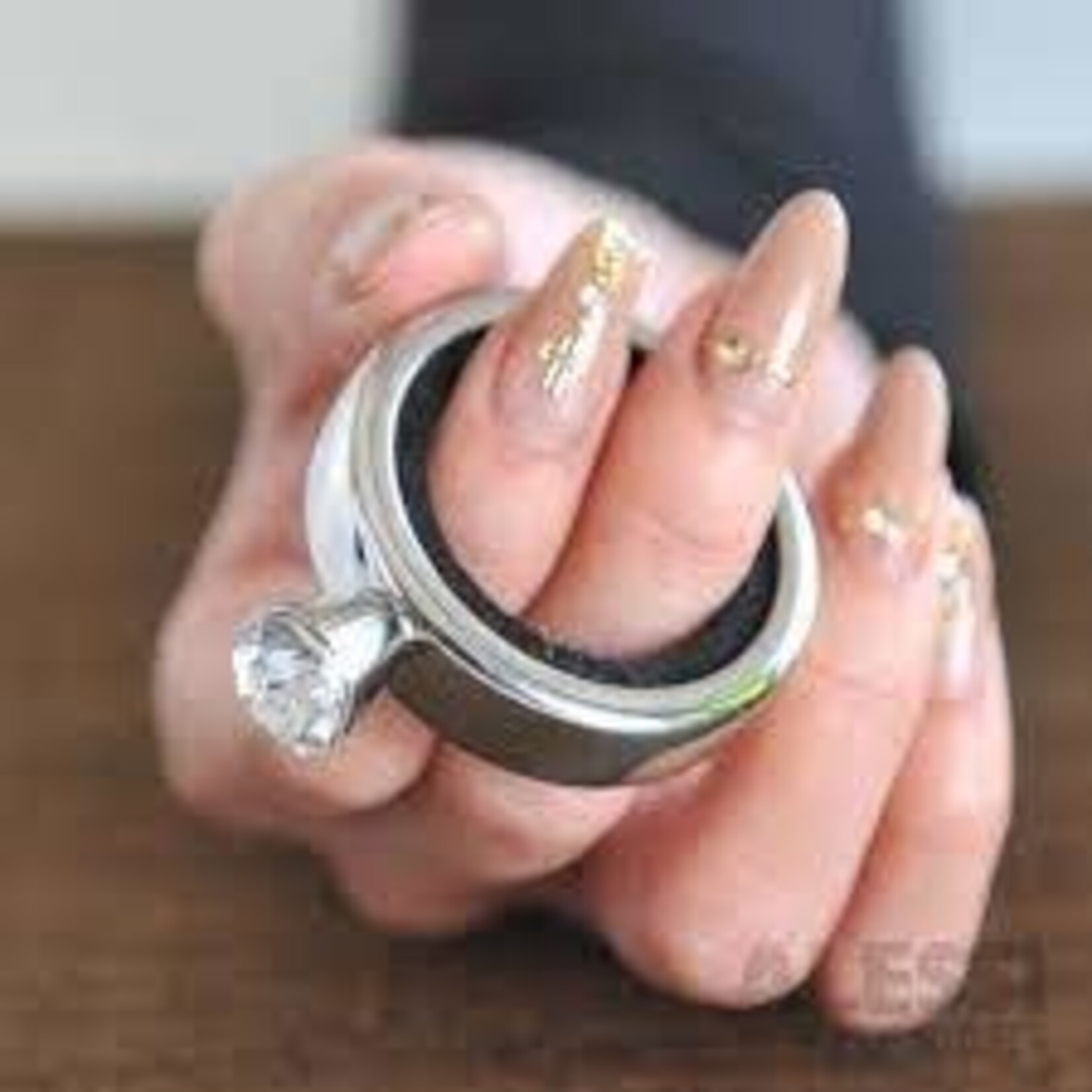 Alessi Wijn druppelvanger Alessi Noè wijndruppel ring met grote steen Alessi Gia11