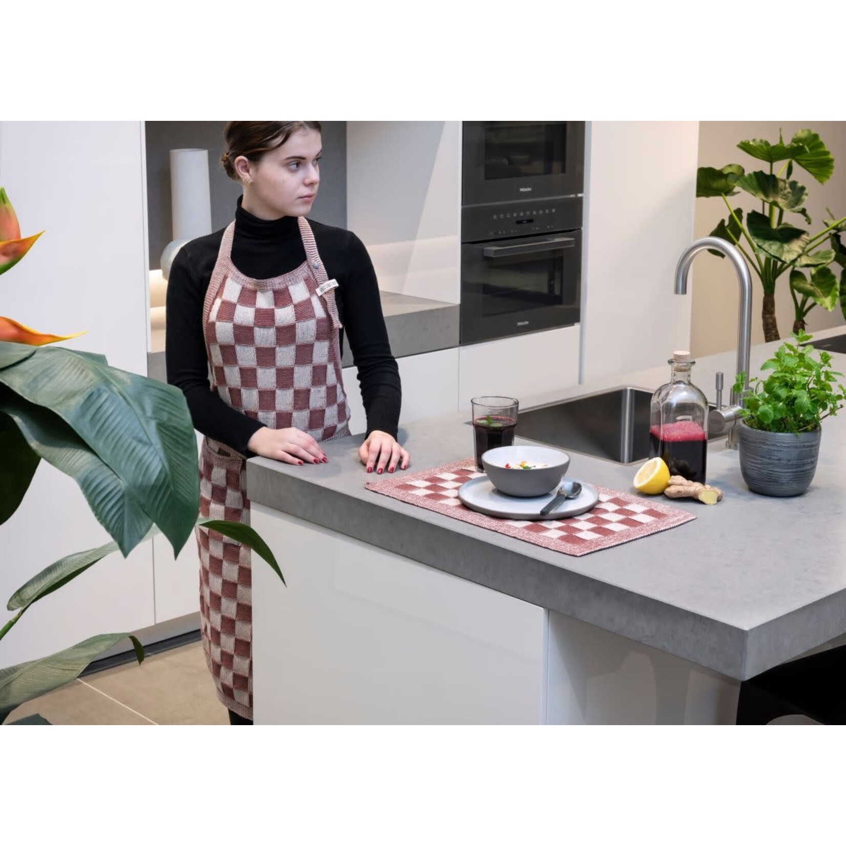 Knit Factory keukenschort Block Ecru-Stone Red Knit Factory keuken schort 8719874769662