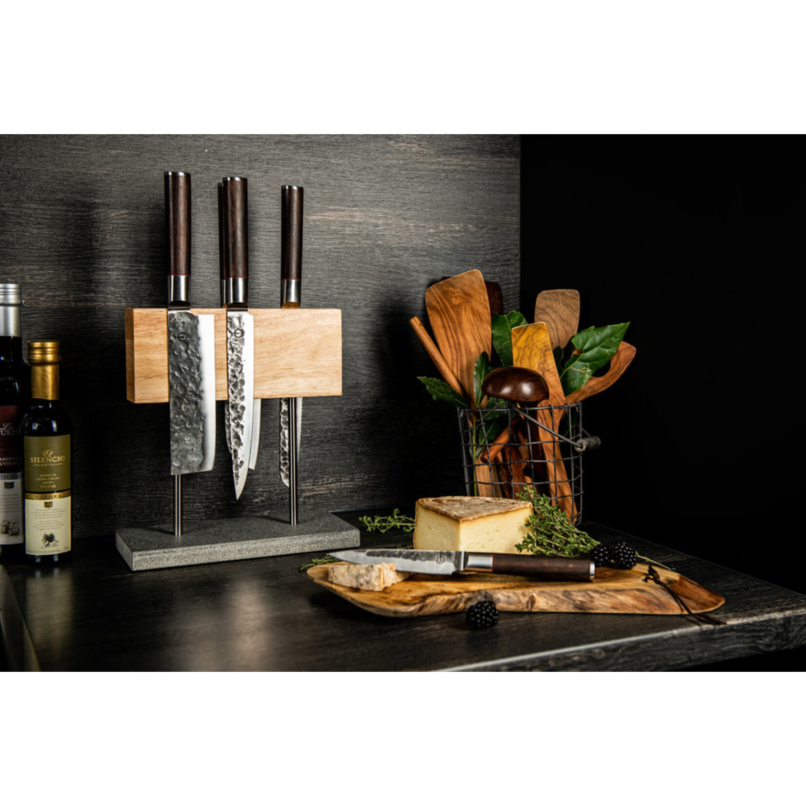 Lagiole Style de Vie Style de Vie magnetisch messenblok eikenhout met stenen voet en zwart of rvs pootjes Style de vie 8720039624139