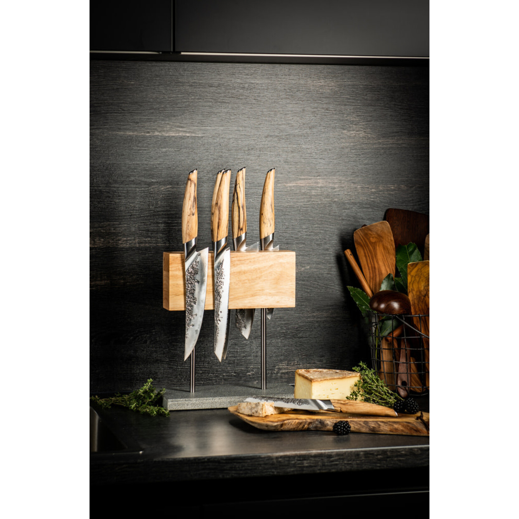 Lagiole Style de Vie Style de Vie magnetisch messenblok eikenhout met stenen voet en zwart of rvs pootjes Style de vie 8720039624139