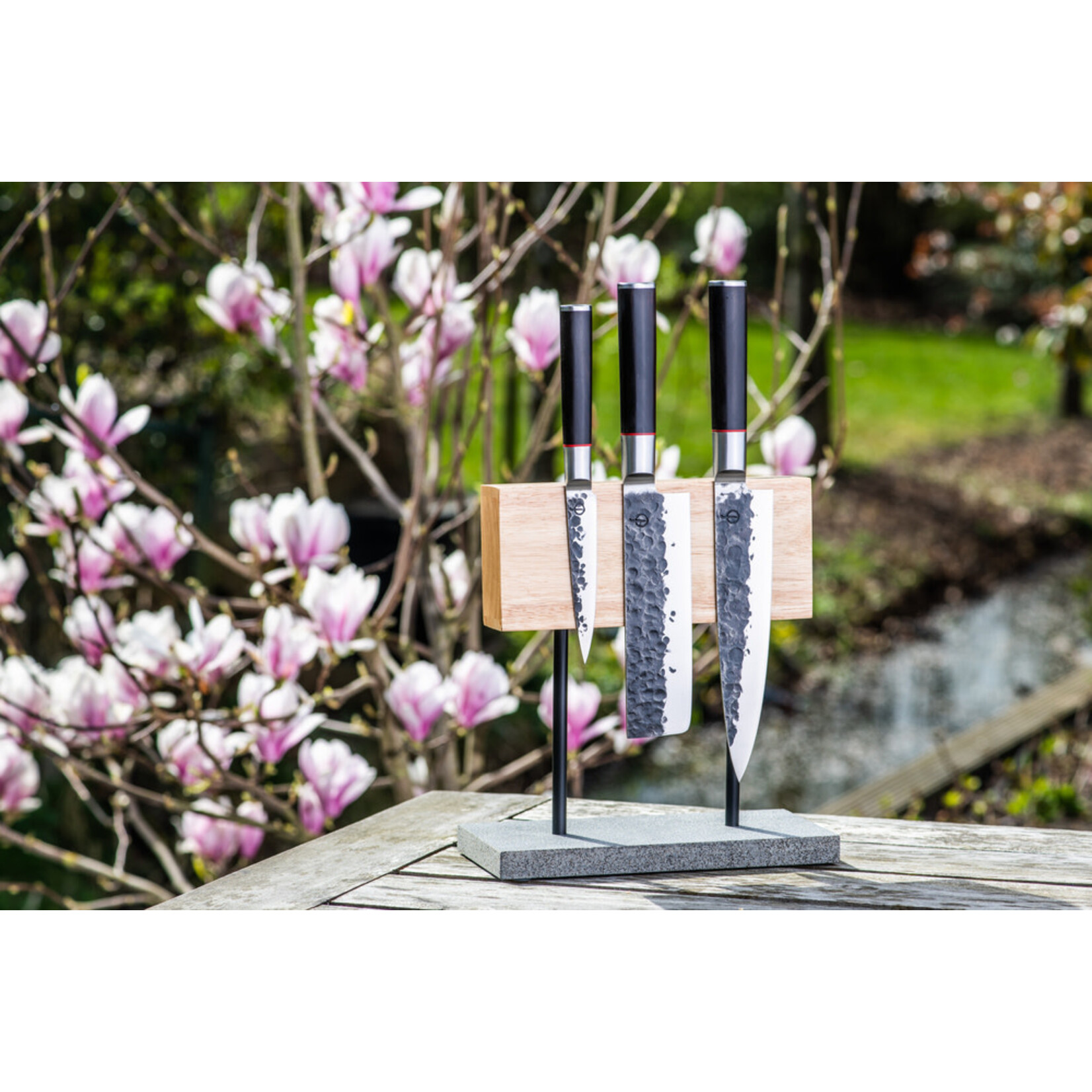 Lagiole Style de Vie Style de Vie magnetisch messenblok eikenhout met stenen voet en zwart of rvs pootjes Style de vie 8720039624139