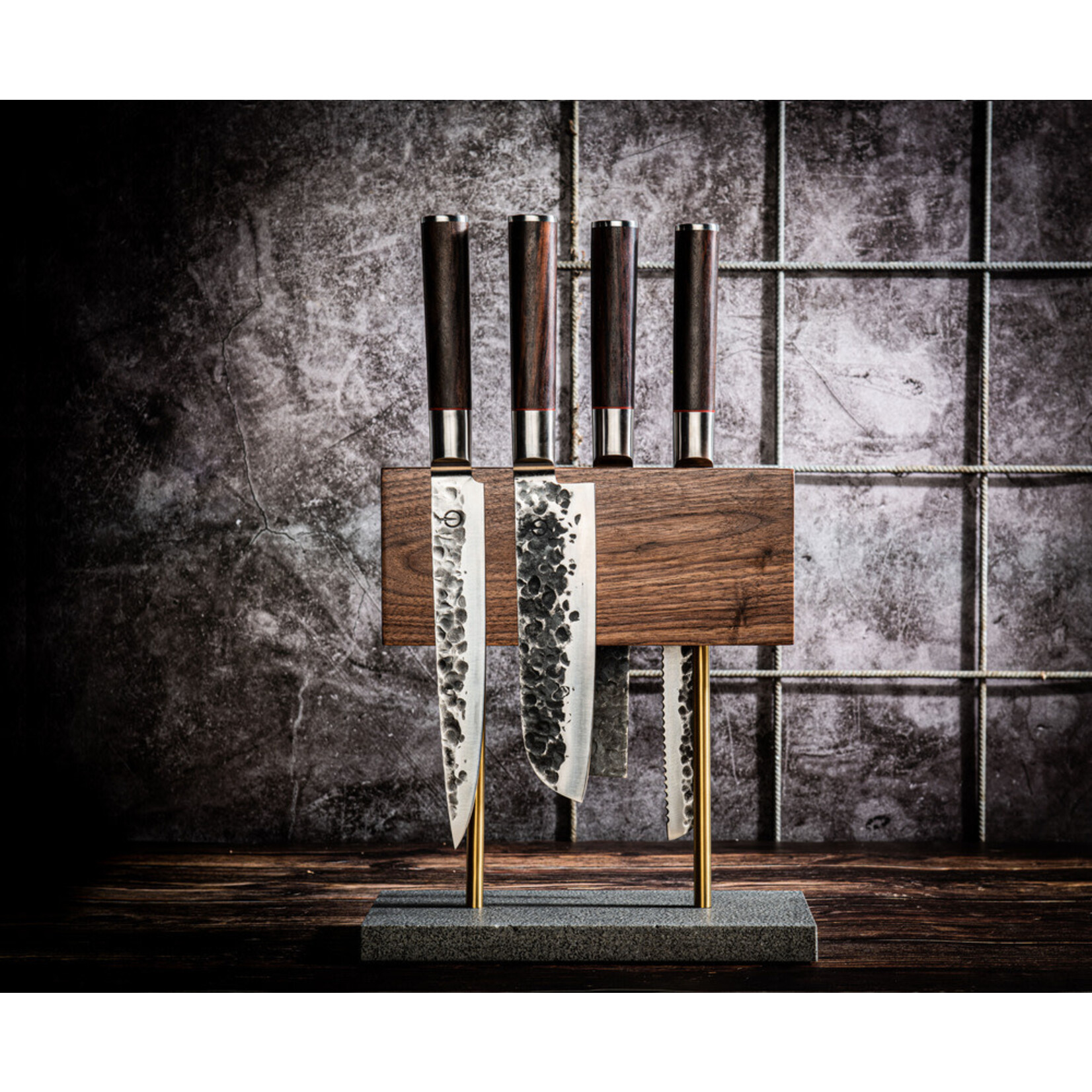Lagiole Style de Vie Style de Vie magnetisch messenblok walnoothout met stenen voet en zwart of goud pootjes Style de vie 8720039624771