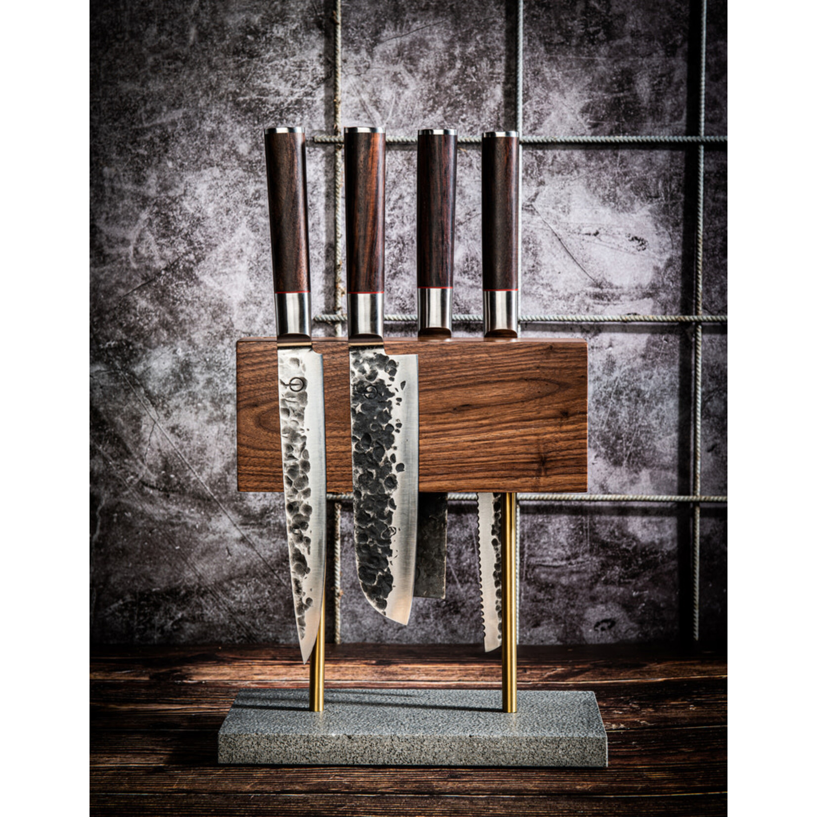 Lagiole Style de Vie Style de Vie magnetisch messenblok walnoothout met stenen voet en zwart of goud pootjes Style de vie 8720039624771