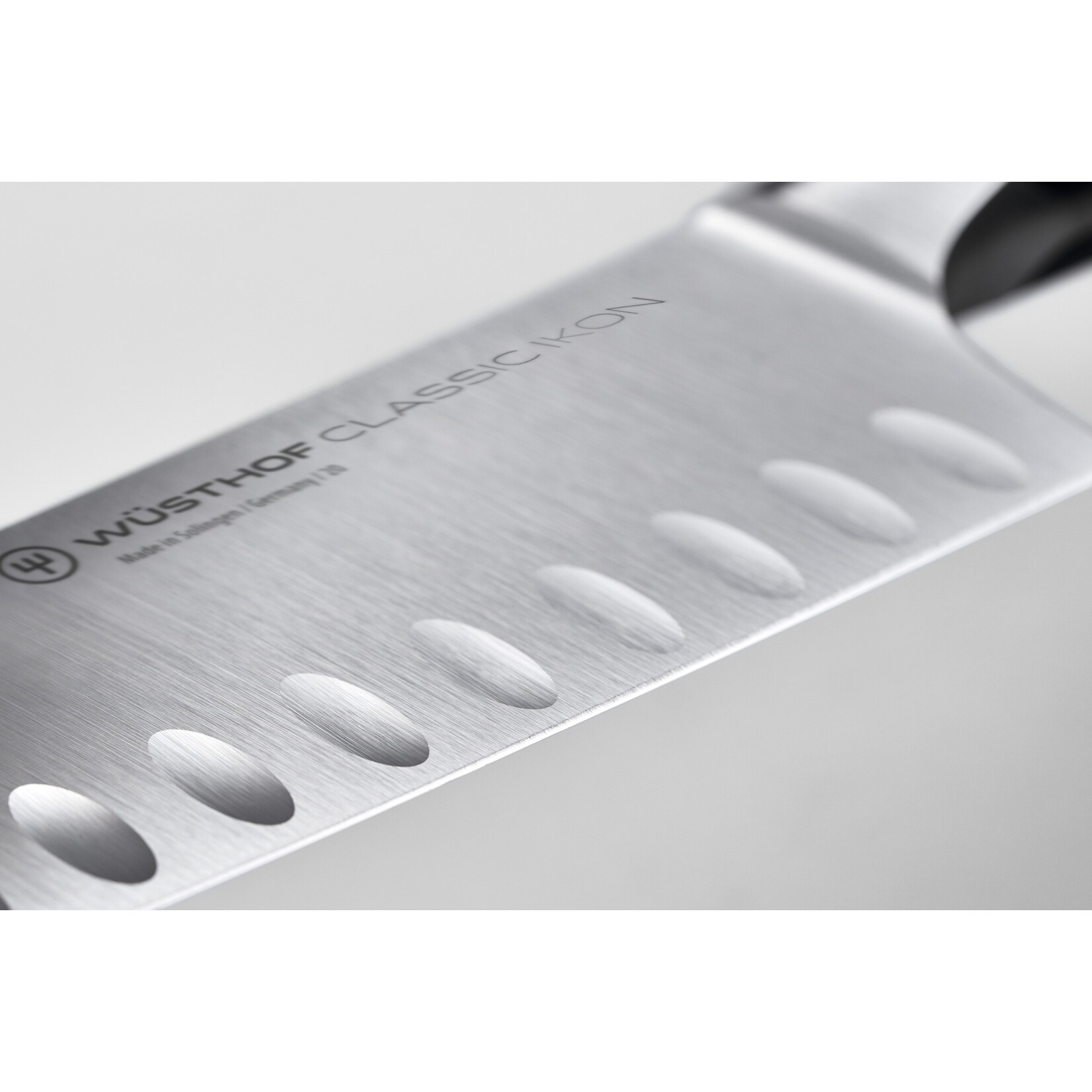 Wüsthof, messen uit Solingen gemaakt onder leiding van de 5e generatie familie Wusthof 17 cm Santoku mes Wusthof Classic Ikon Santokumes 17 cm Classic Ikon Wüsthof 1040331317