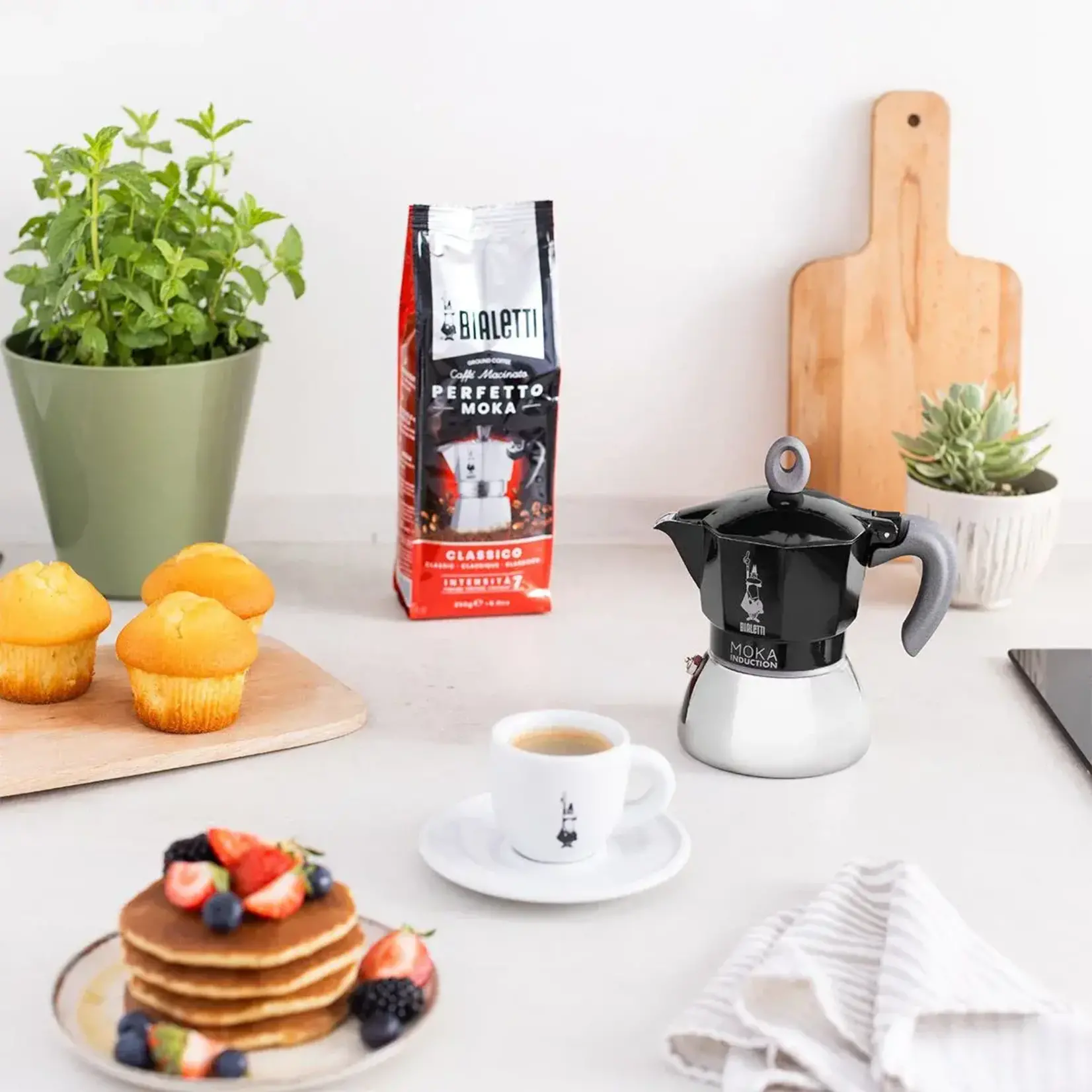 Bialetti De iconische Italiaanse espressomakers percolators 280 ml 6 kops Inductie Espressokoker zwart inductie Bialetti Moka induction espressomaker 280 ml Bialetti 0006936
