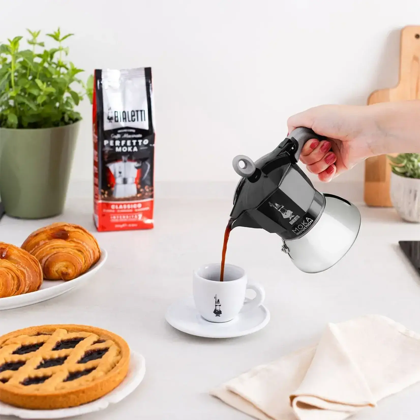 Bialetti De iconische Italiaanse espressomakers percolators 280 ml 6 kops Inductie Espressokoker zwart inductie Bialetti Moka induction espressomaker 280 ml Bialetti 0006936