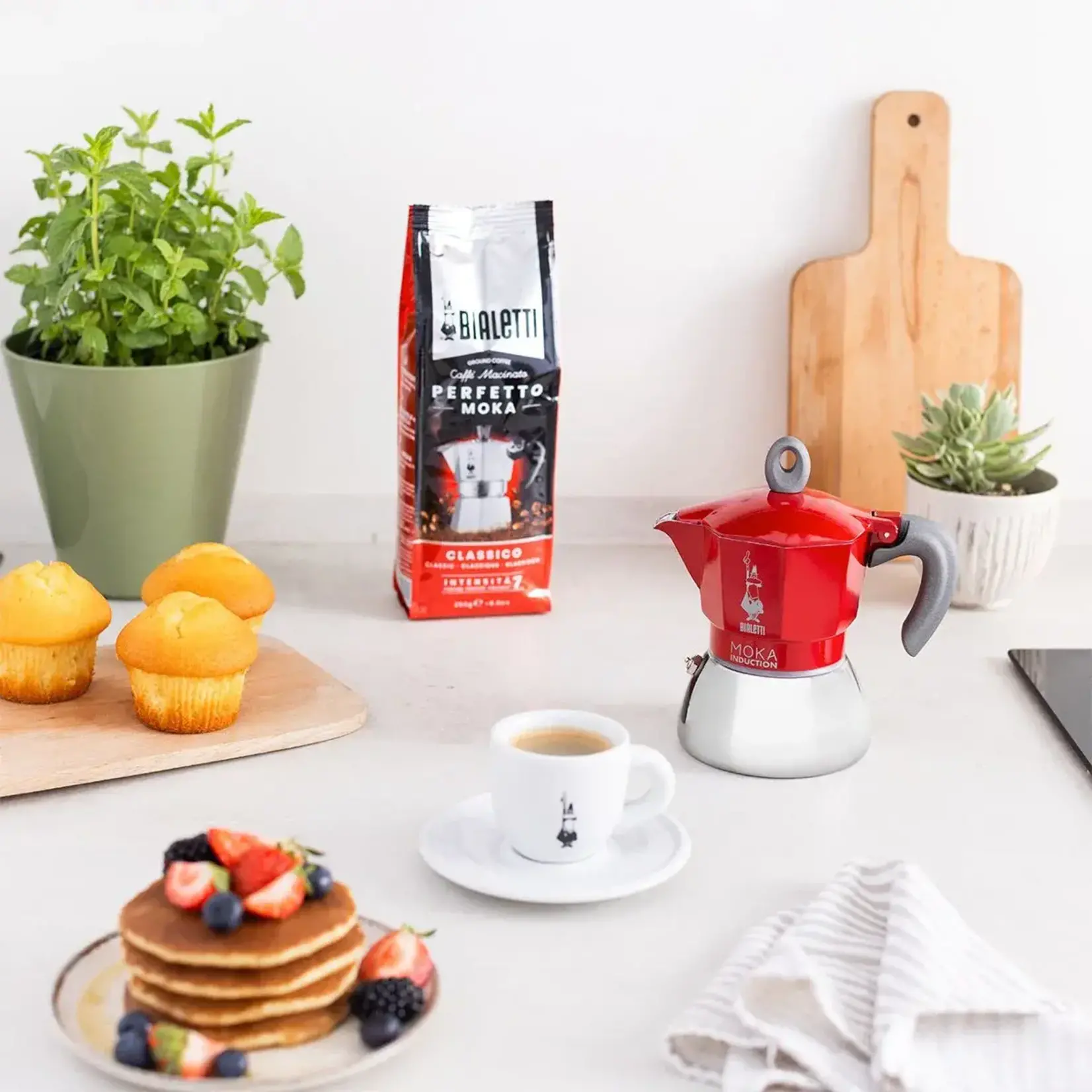 Bialetti De iconische Italiaanse espressomakers percolators 280 ml 6 kops Inductie Espressokoker Rood inductie Bialetti Moka induction espressomaker 280 ml Bialetti 0006946