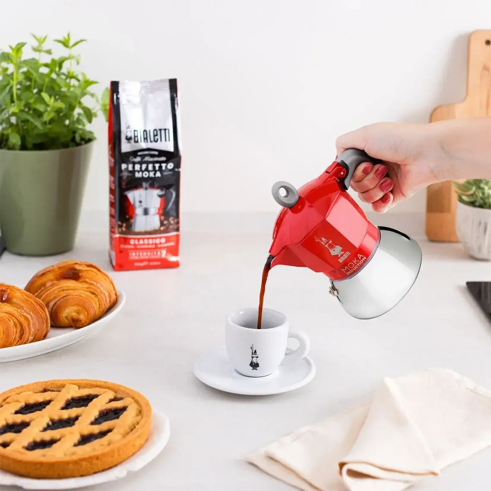 Bialetti De iconische Italiaanse espressomakers percolators 150 ml 4 kops Inductie Espressokoker Rood inductie Bialetti Moka induction espressomaker 150 ml Bialetti 0006944