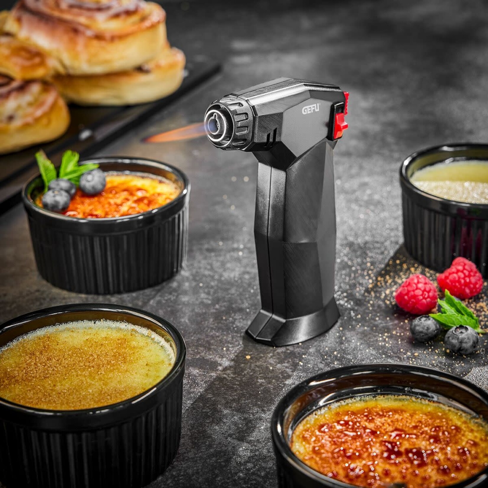 Gefu 4 zwarte ramekins & Kitchen torch, koksbrander Gefu Zuca Flambeerbrander set Gefu 35361