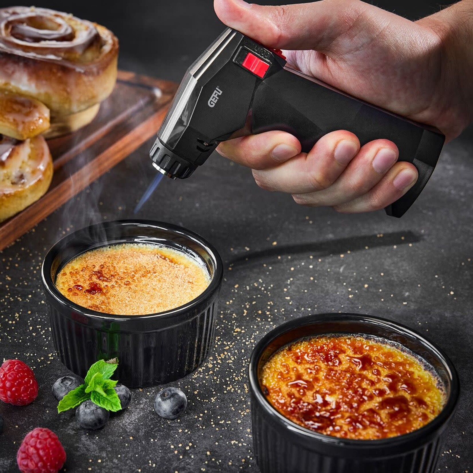 Gefu 4 zwarte ramekins & Kitchen torch, koksbrander Gefu Zuca Flambeerbrander set Gefu 35361