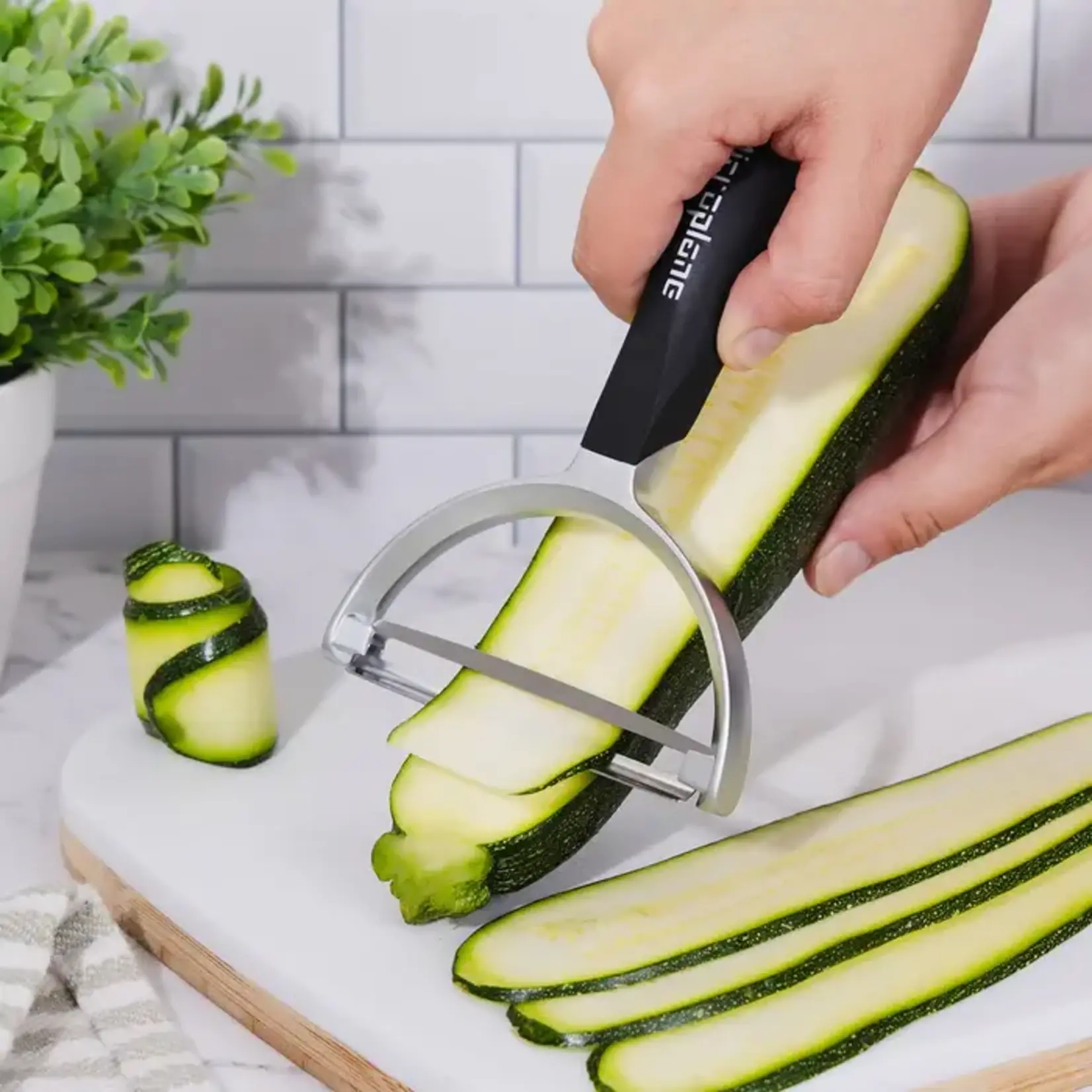 Microplane Microplane zwart handvat Professionele XL extra brede dunschiller Microplane 48095