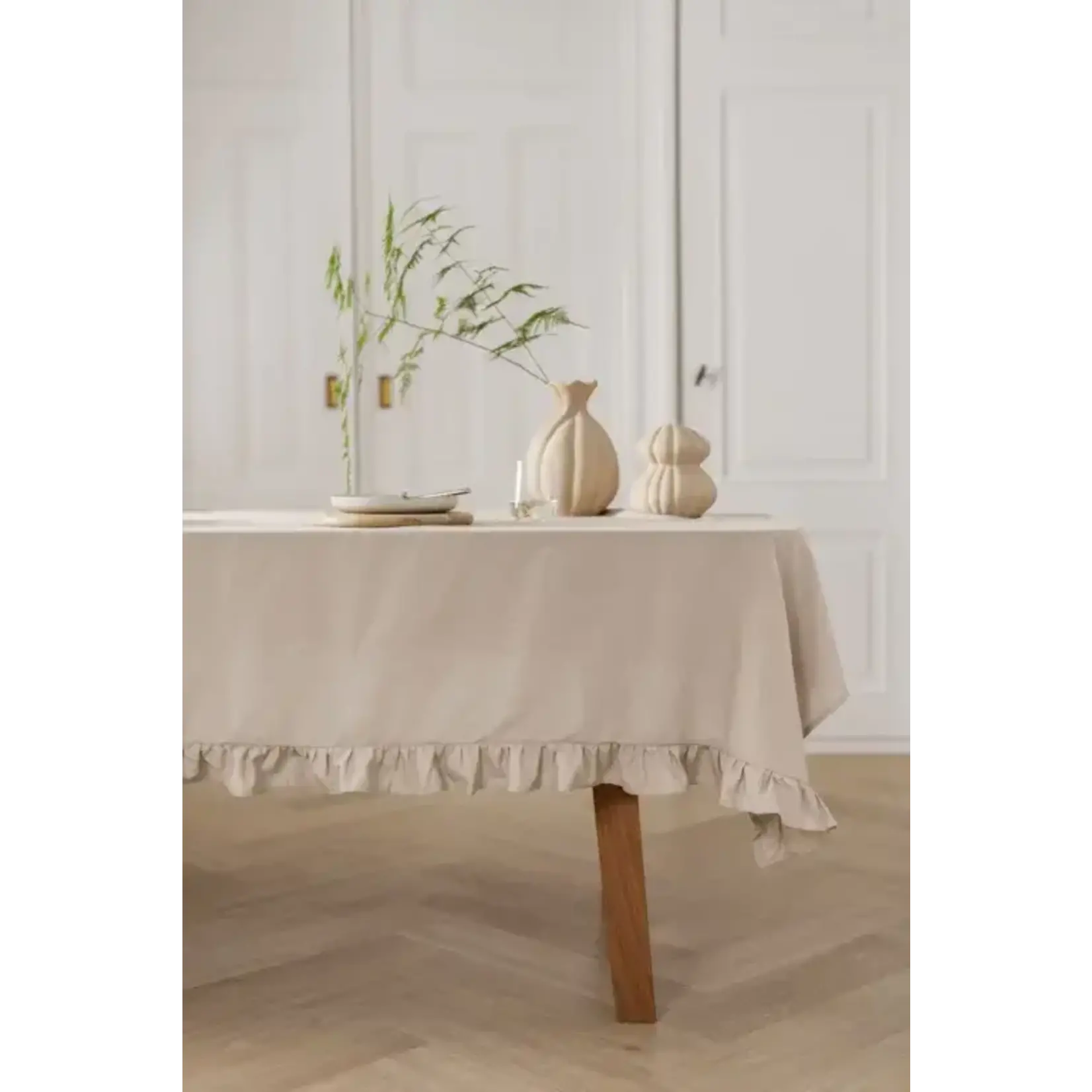 Diverse Merken Ruffles tafelkleed 140 x 240 cm zandkleurig naturel Walra tafelkleed Lovely Linen tafelkleed Zand Walra 545045