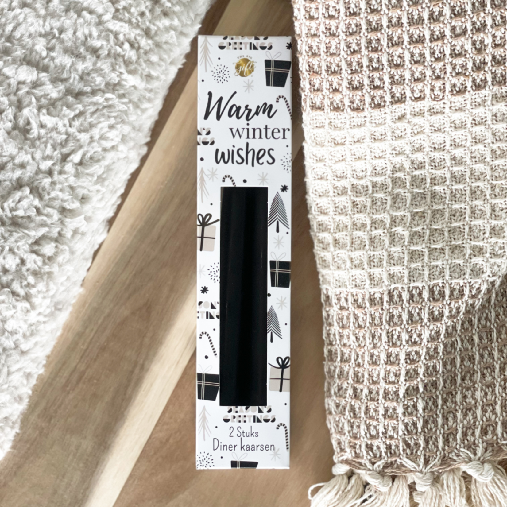 Diverse Merken 2 Zwarte Diner Kaarsen in verpakking met tekst Warm Winter Wishes The Big Gifts 647
