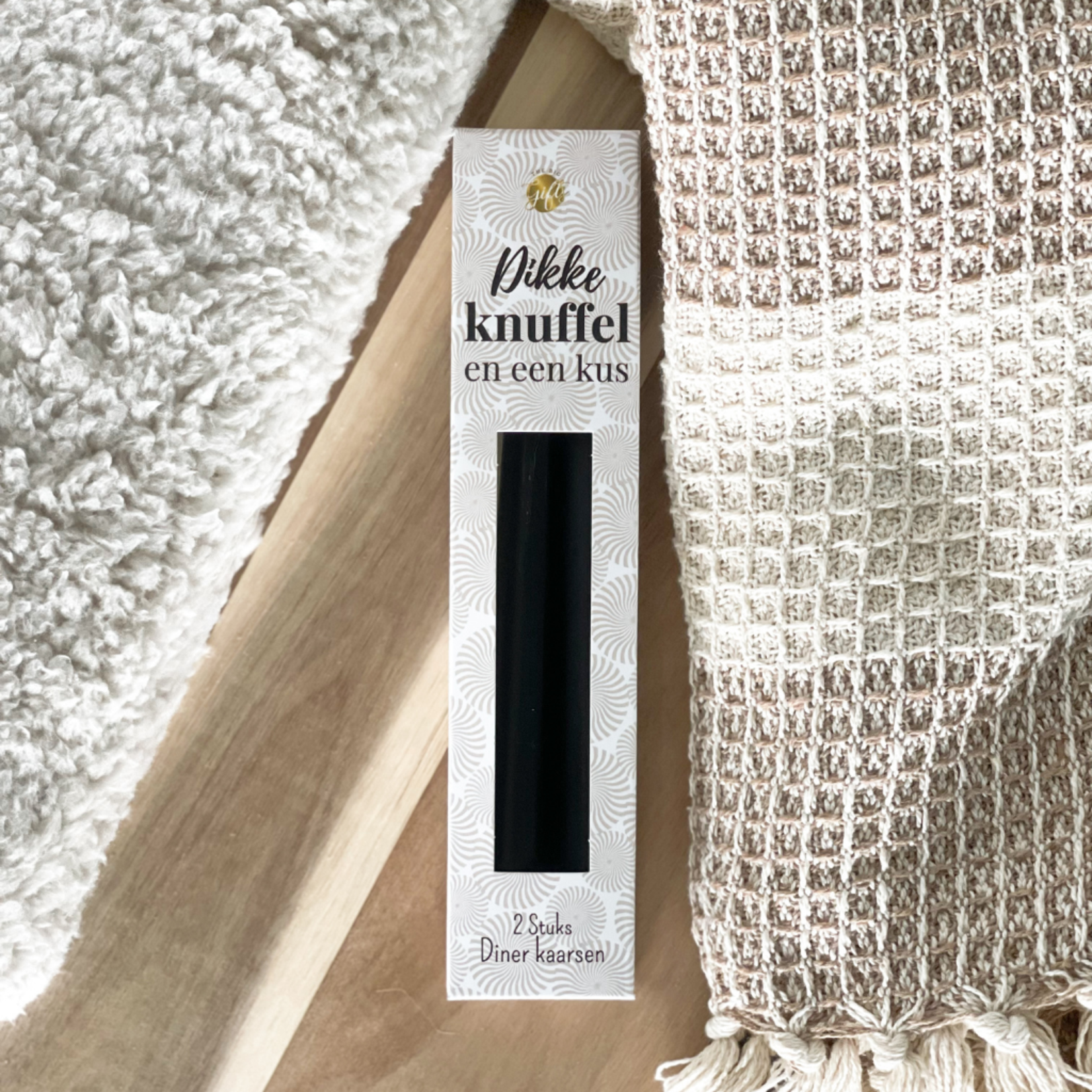 Diverse Merken 2 Zwarte Diner Kaarsen in verpakking met tekst Dikke Knuffel en .. The Big Gifts 651